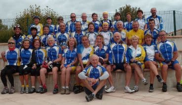 Photo de groupe d'une trentaine d'adhérents en maillot du club bleu, jaune et blanc.